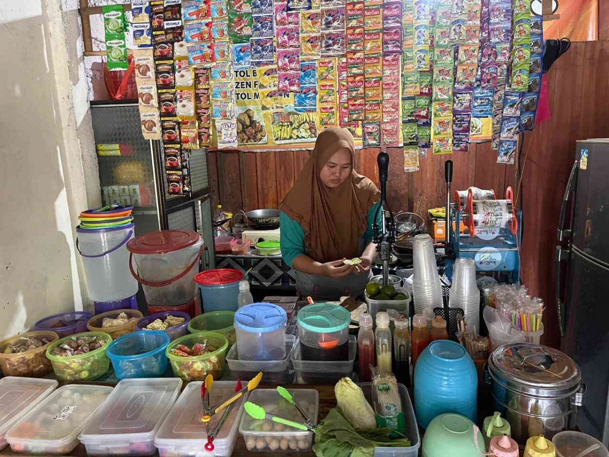 Warung Bu Diyun: Santapan Hangat di Jantung Adipala yang Tak Pernah Pudar